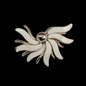 Vintage White Thermoset Gold Tone Flower Pin Brooch Abstract Design retro Estate